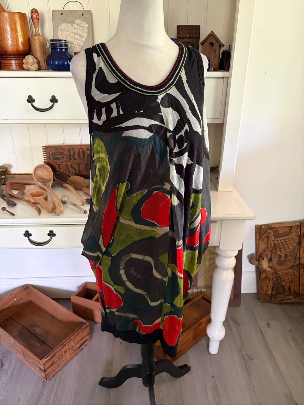 Sleeveless Abstract Print Shift Dress in Black, Red & Green